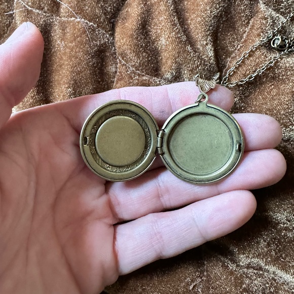 Locket☺️ Must bundle! 3 for $10 or 4 for $15 etc - Picture 4 of 6
